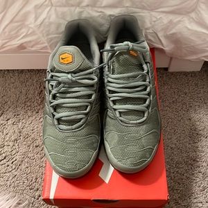 Kids air max plus se size 5Y